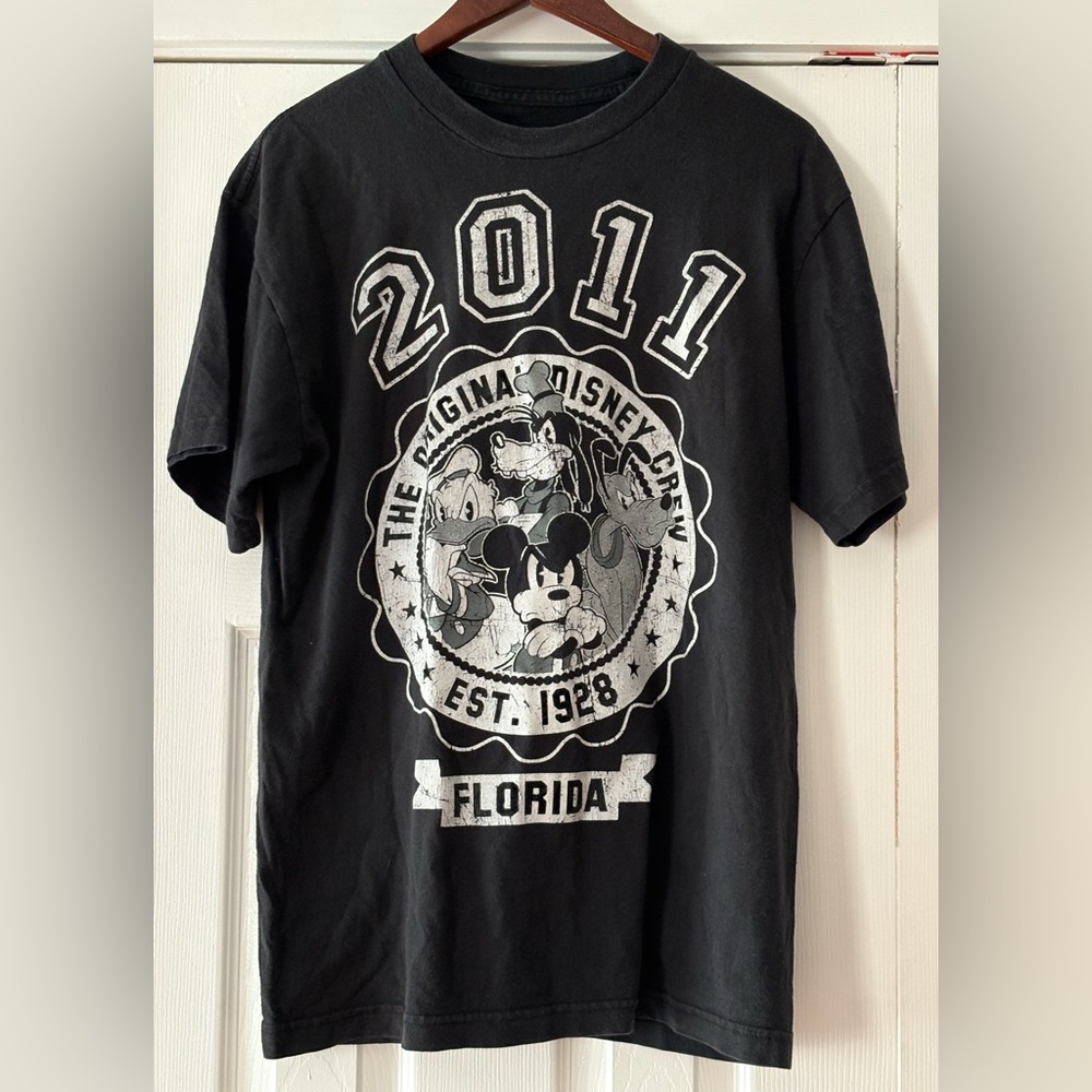 Disney Black‎ and White Graphic Tee Size Medium EUC